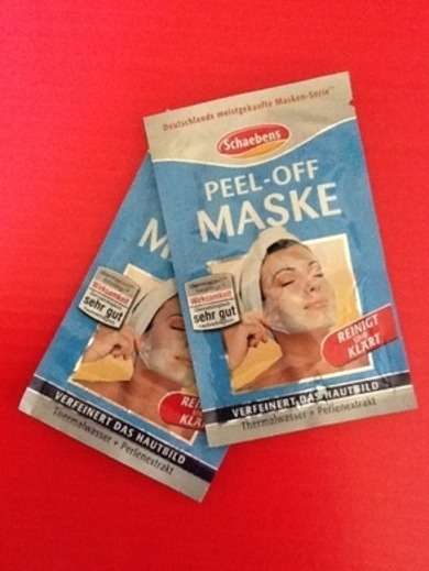 An Jaguar:
Die IST ziemlich gut, beutze ich immer.
Gibt's bei Müller für glaube ich 69ct.
Die schmiert man so auf und zieht sie mach 20 Minuten ab.
Da entfernen sich gleich auch noch die altern hautschuppen. :)
Probiert die doch mal. :)