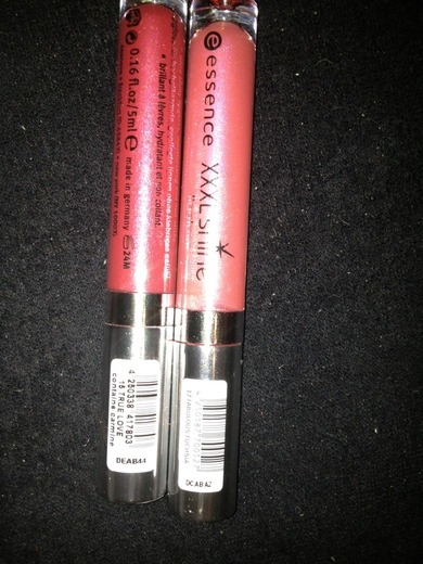 zwei wunderschöne lipgloss von essence der rote ist nicht zu kräftig und der rechts sieht nicht rosa aus:) top:) bis jetzt;)