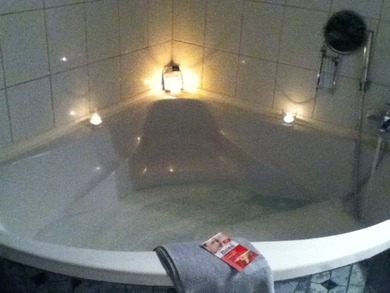 Bad mit Kerzenschein und Gesichtsmaske Bad mit Kerzenschein und Gesichtsmaske