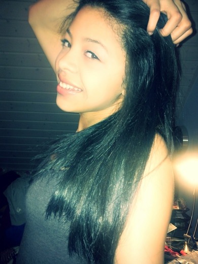 Weil viele wollten dass ich mal auf nem Bild lache(obwohl ich mein lächeln ned mag)...hier!:D  Wie findet ihr die(vlt auch als profilbild)? Welches ist am besten?oder gar keins? Danke auch für Kommentare!:)