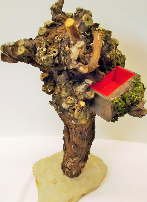 Schmuckkästchen und Skulptur mit einer Schublade aus einem Weinrebenstamm auf einer Kalksteinplatte.
Von Holzsiggi.