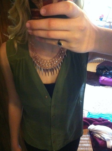 shoppen gewesen und ganz viele Blusen gekauft. einmal die und die Kette dazu