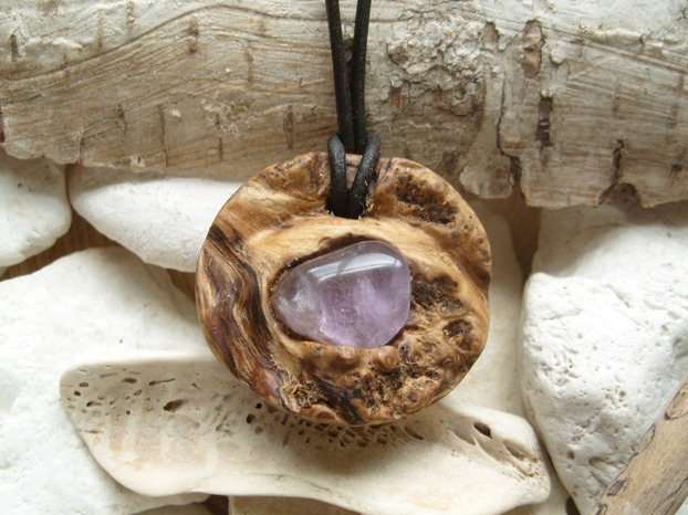 Myrte Maser Holzschmuck Anhänger mit 1 Amethyst