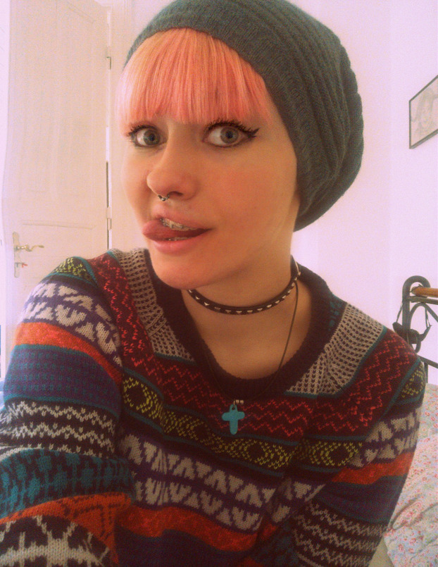 Mütze: Dito 3,95€
Pullover: H&M - Herrenpullover - 24,95€
Nietenhalsband: Rossmann 2,30€ (Ich weiß aber nicht, ob es die da noch gibt)
Kreuzkette: Ein Geschenk :)

Wem gefällt's?