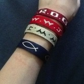 Wie findet ihr solche Armbänder?
Ich trage sie nicht als Modeschmuck, weil die Grade modern Wien, sondern aus Überzeugung. ;)
Gefallen euch solche!?