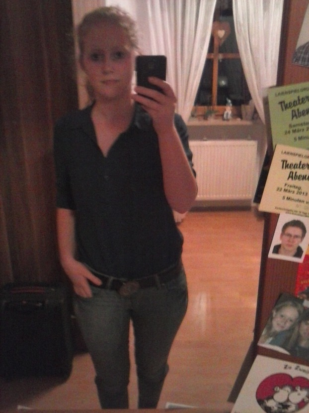 Hallo ihr :)
Ich hab mal eine Frage und zwar: schaut es besser aus wenn ich die Bluse in die Hose stecke oder sie normal trage? Und wie kann ich sie am besten kombinieren? Man sieht es vllt nicht so gut aber sie ist dunkelblau. LG :)