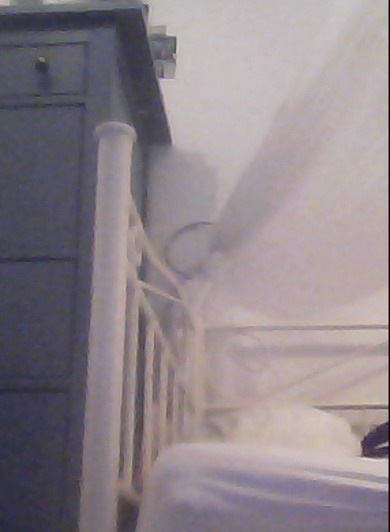 Die Stelle oben an der wand finde ich viel zu kahl und da ich bald Geburtstag hab wollte ich mir von meiner Freundin etwas wünschen was ich dahin hängen kann. Habt ihr vielleicht eine Idee was?