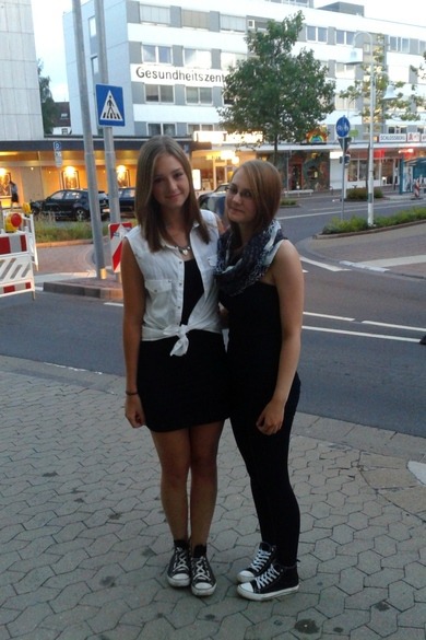 Wie findet ihr mein Outfit? :) Ich bin das linke Mädchen [: