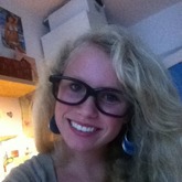 Steht mir diese Brille? :D Und ich bin grad nicht geschminkt vllt wirkt des da auch anders...Sorry für die Quali :/