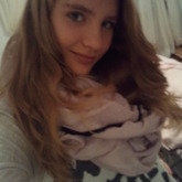 wie findet ihr die haare und das t-shit und den schal ich liebe es so in die schule zu gehen :-)