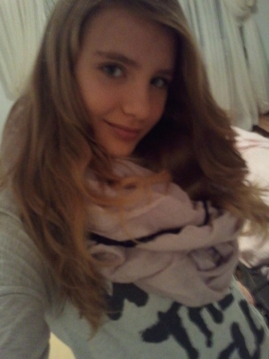 wie findet ihr die haare und das t-shit und den schal ich liebe es so in die schule zu gehen :-)