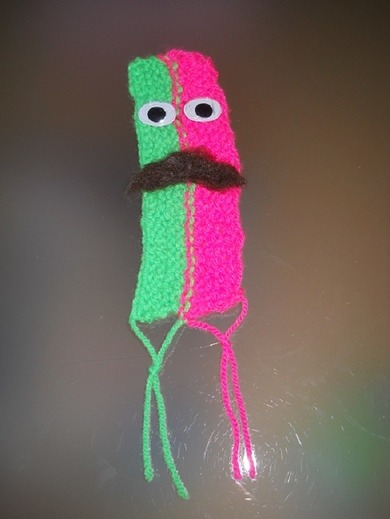 Selbstgestricktes Lesezeichen mit Kulleraugen und Moustache :)
Wie findet ihr's?