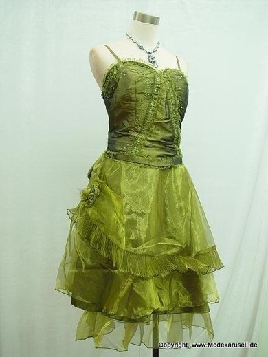 Welches Kleid sollte meine Cousine bei der Hochzeit tragen?
Sie ist die Tochter des Paares...
Sie hat dunkle haut, aber nicht ganz dunkel... 
Ihre Mutter ist weiß, ihr Vater farbig.
Welches dieser Kleider meint ihr, würde ihr stehen?
Sie hat so, naja, typische, braune, kleine gelockte Haare. ;)