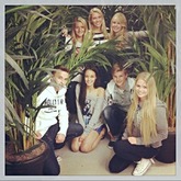 Gruppenbild im Hollister :) Bin unten in der mitte :) Wie findet ihr das Outfit :))))