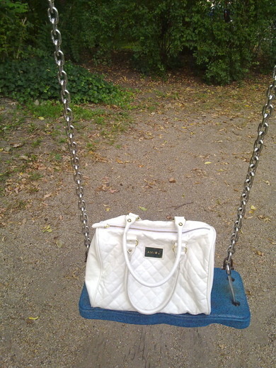 Wie findet ihr die Tasche? Meine Kumpels meinen es ist eine typische N*ttentasch -.- eure meinung??? :) Wie findet ihr die Tasche? Meine Kumpels meinen es ist eine typische N*ttentasch -.- eure meinung??? :)