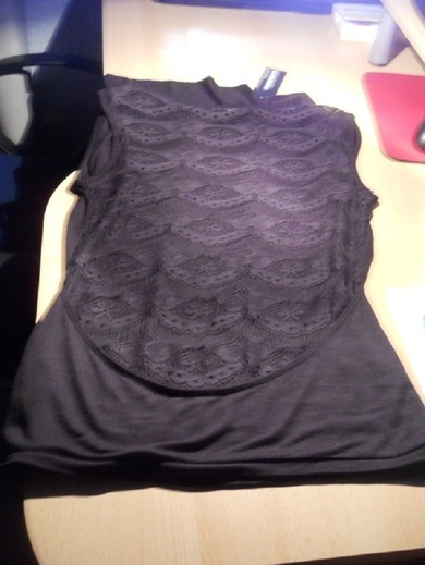 ...uuund dieses Top mit Wasserfall-Auschnitt und einem Rückenausschnitt bis da wo die Hose aufhört :)
Die Spitze am Rücken sieht eigentlich viel besser aus als auf dem Foto.