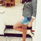 I want to be different. If everyone is wearing black, I want to be wearing red.

Schwarze Haare:)