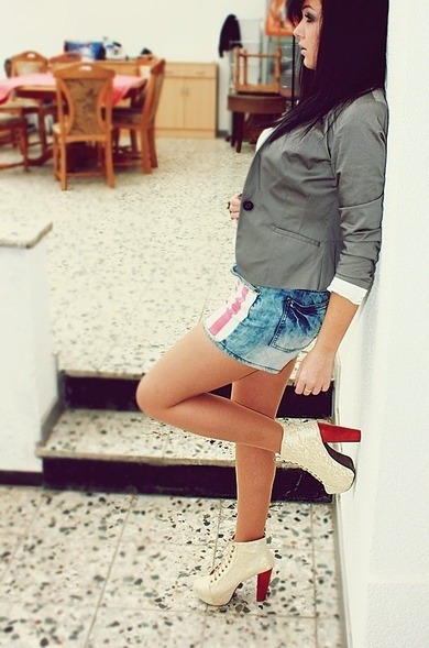 I want to be different. If everyone is wearing black, I want to be wearing red.

Schwarze Haare:)