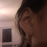 Mein earcuff-kette-gedöns:) (das schwarze da unten ist ne feder)Wie findet ihr diese und solche Dinger im Algemeinen?:)