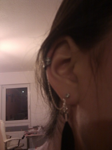 Mein earcuff-kette-gedöns:) (das schwarze da unten ist ne feder)Wie findet ihr diese und solche Dinger im Algemeinen?:)