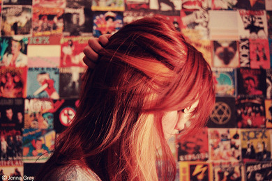 Unter den roten Haaren versteckt sich eine blonde Strähne! :) War Absicht :))