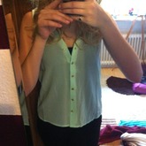 und die Bluse ist die gleiche wie die weiße aber ich mag die voll gerne deswegen in zwei Farben:D