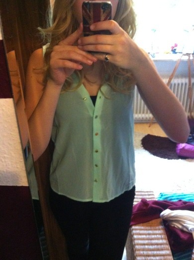 und die Bluse ist die gleiche wie die weiße aber ich mag die voll gerne deswegen in zwei Farben:D