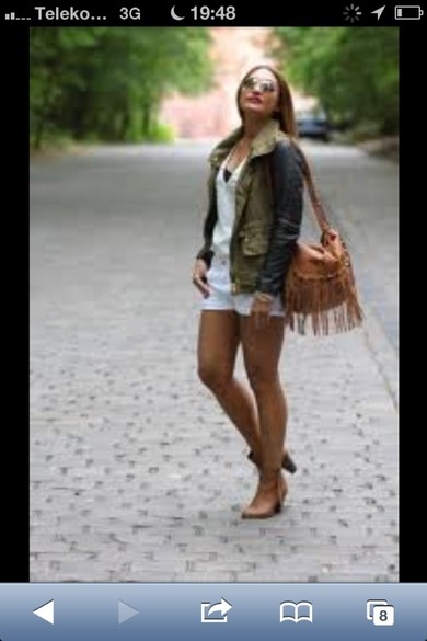 Wisst ihr woher ich so eine fransentasche bekomme? Kommis bitte :D