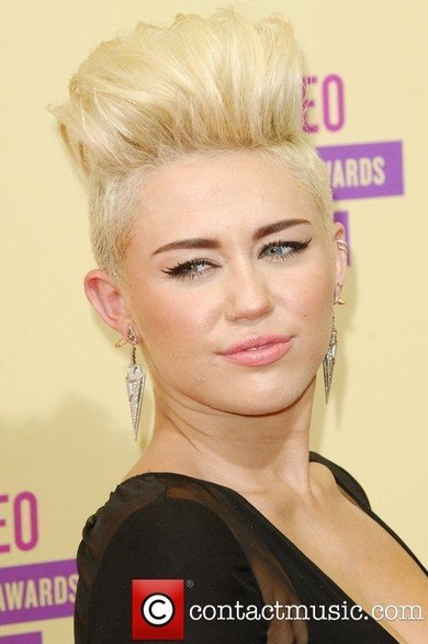 Selena oder Miley? Wer is Hübscher/Besser? <3 (beide Pics sind 2012 geschossen worden)