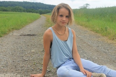 wie findet ihr das outfit und bild? (ist meine kleine schwester, 12.. haare sind nur gekreppt ) wie findet ihr das outfit und bild? (ist meine kleine schwester, 12.. haare sind nur gekreppt )