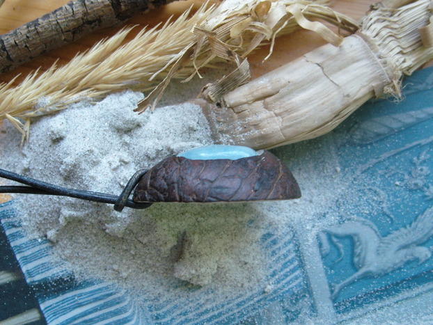 Holzschmuck Tagua - Nuss mit 1 großem Aquamarin Holzschmuck Tagua - Nuss mit 1 großem Aquamarin