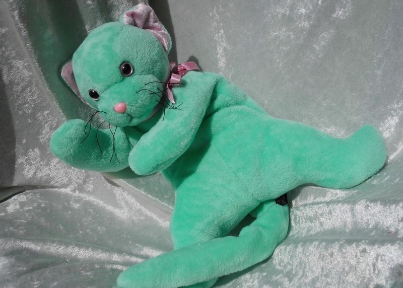 Mintgrüne Katze Kuscheltier mint grün HANDARBEIT weiches Kätzchen Wohndeko Luxus Unikat von https://www.tallhappycolours.de/