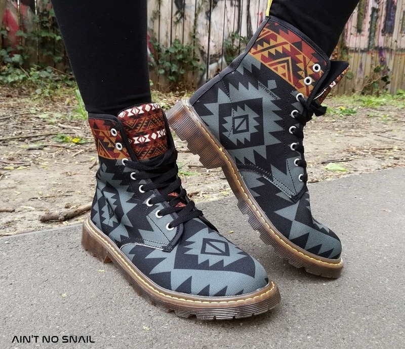 Boho Festival Boots mit ethno Print von Ain't no snail