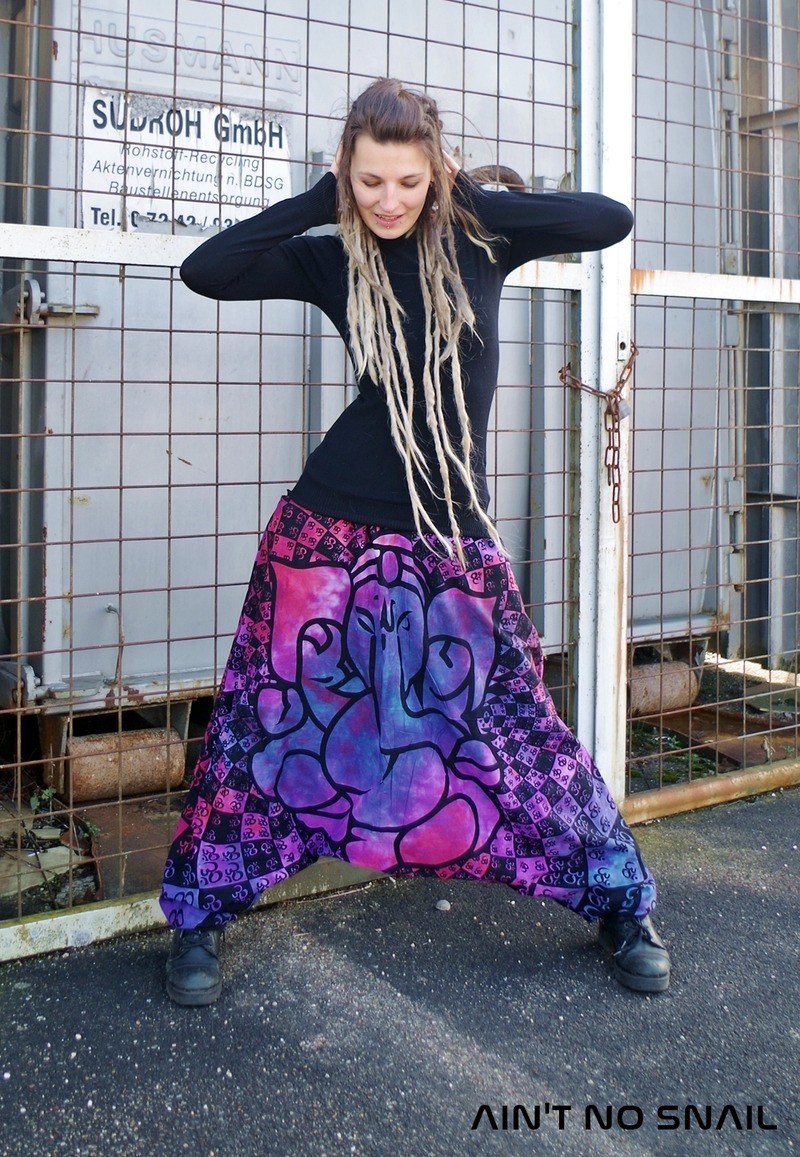Om Ganesha Batik Haremshose von Ain't no snail