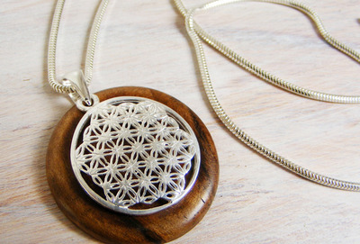 Silberkette Holzanhänger, Nussbaum Ø30mm + Blume des Lebens Silberkette Holzanhänger, Nussbaum Ø30mm + Blume des Lebens von Holzfelge