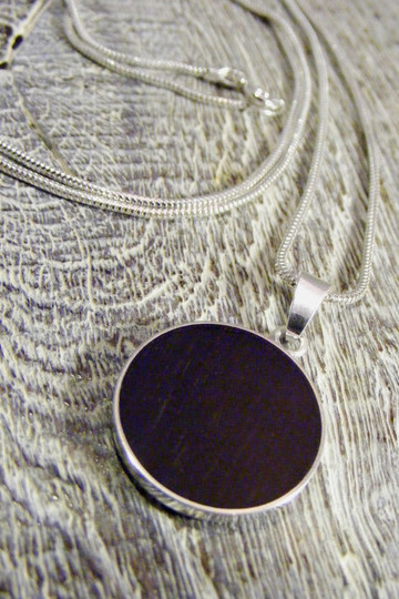 Silberkette mit Anhänger aus 925 Silber, Ebenholz Ø 18mm, Länge 70cm Silberkette mit Anhänger aus 925 Silber, Ebenholz Ø 18mm, Länge 70cm von Holzfelge