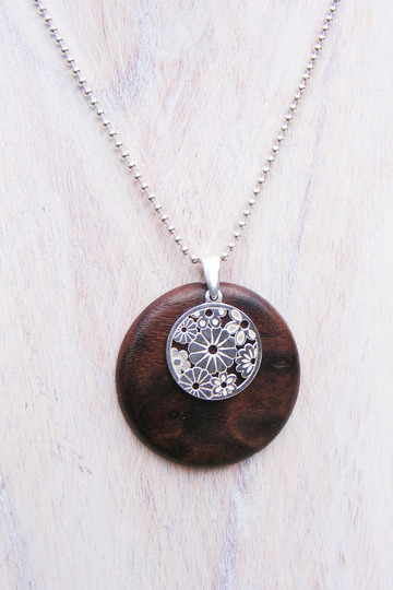 Silberkette Holzanhänger, Schwarznuss Ø30mm + Blumen Silberkette Holzanhänger, Schwarznuss Ø30mm + Blumen von Holzfelge
