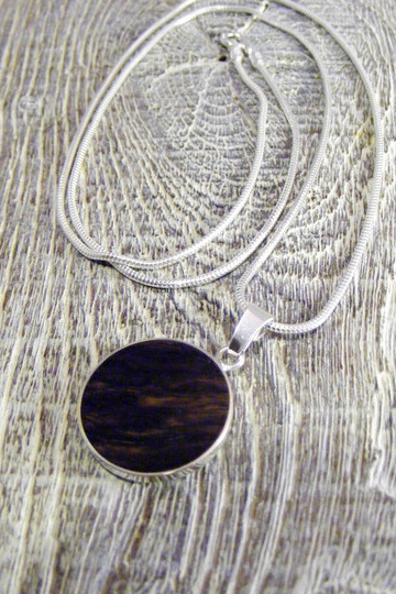 Silberkette mit Anhänger aus 925 Silber, Grenadill-Maser Holz Ø 18mm, Länge 50cm Silberkette mit Anhänger aus 925 Silber, Grenadill-Maser Holz Ø 18mm, Länge 50cm von Holzfelge
