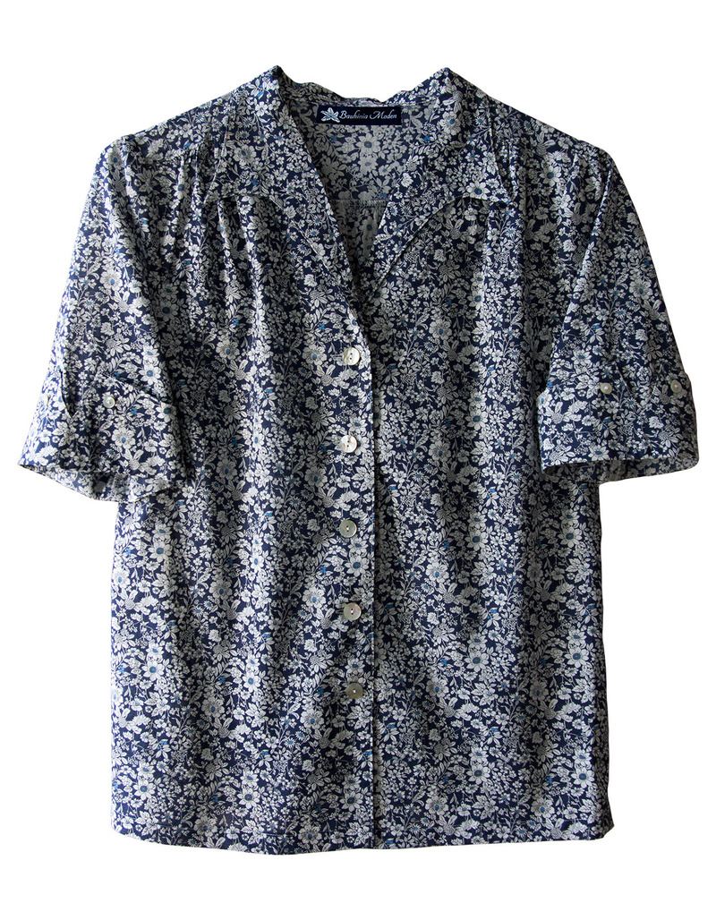 Blau-weiße Baumwoll-Kurzarmbluse mit Ärmelaufschlägen und Blusenkragen Blau-weiße Baumwoll-Kurzarmbluse mit Ärmelaufschlägen und Blusenkragen von Bauhinia Moden