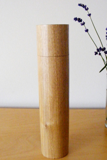 Salz,-Pfeffermühle aus Nussbaumholz / Größe: Ø58 x 255 mm Salz,-Pfeffermühle aus Nussbaumholz / Größe: Ø58 x 255 mm von Holzfelge