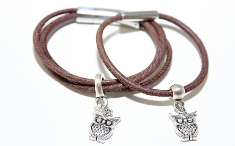 Lederband in dunkelbraun mit silbernem Element und Magnetverschluss Lederband in dunkelbraun mit silbernem Element und Magnetverschluss von Unikats-by-Sabine-Greim