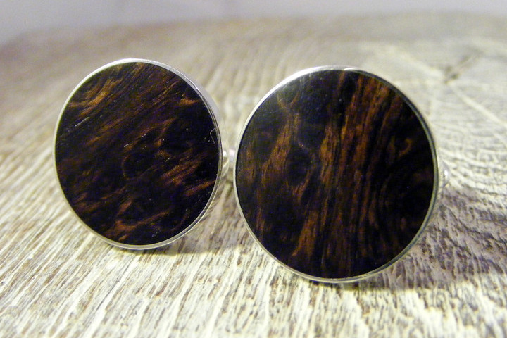 Manschettenknöpfe Silber 925 Grenadill-Maser Holz Ø 18mm Manschettenknöpfe Silber 925 Grenadill-Maser Holz Ø 18mm von Holzfelge