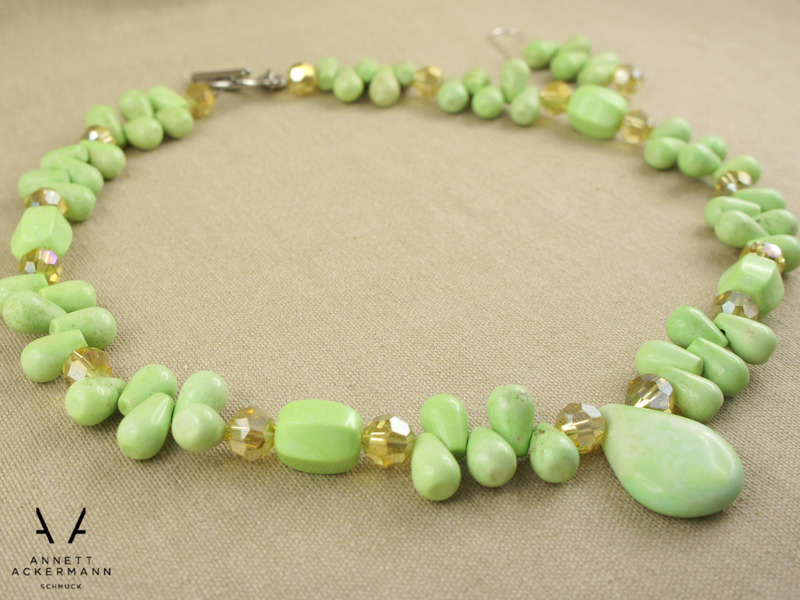 Greenery // Howlite Drop // 2er-Set // Kette & Ohrringe Greenery // Howlite Drop // 2er-Set // Kette & Ohrringe von Ackermann-Schmuck