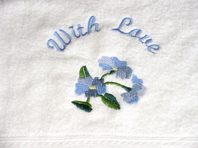 Gästehandtuch♥With Love♥mit einer blauen Blume♥bestickt von Hobbyhaus