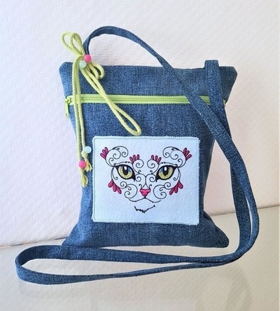 Umhängetasche Schultertasche Beutel mit Applikation Katze GESTICKT Perlen Jeansstoff von VCrownKreativTextil