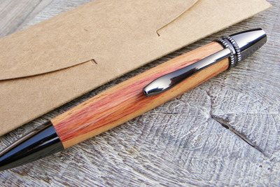 Drehkugelschreiber / Rosenholz / Ø14mm, Länge 122mm Drehkugelschreiber / Rosenholz / Ø14mm, Länge 122mm von Holzfelge