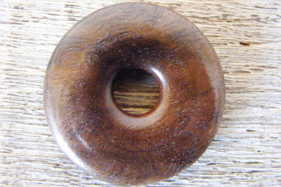 Holzanhänger "Donut" Schwarznuss Holz Ø 35mm von Holzfelge