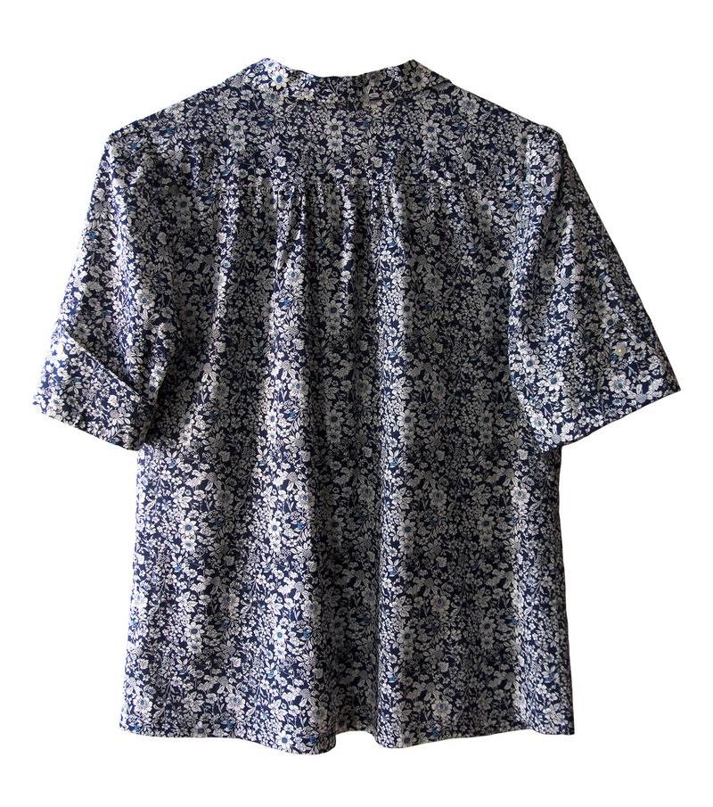 Blau-weiße Baumwoll-Kurzarmbluse mit Ärmelaufschlägen und Blusenkragen Blau-weiße Baumwoll-Kurzarmbluse mit Ärmelaufschlägen und Blusenkragen von Bauhinia Moden