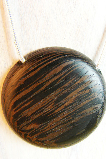 Silberkette Holzanhänger, Wenge Ø41mm, Länge: 42cm Silberkette Holzanhänger, Wenge Ø41mm, Länge: 42cm von Holzfelge