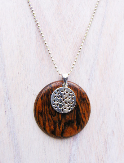 Silberkette Holzanhänger, Bocote Ø30mm + Blüten Silberkette Holzanhänger, Bocote Ø30mm + Blüten von Holzfelge